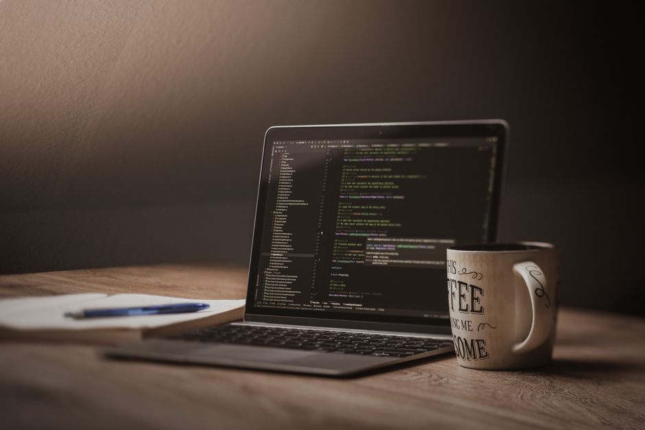 Teilnehmende im Kursraum bei einer Online-Marketing-Schulung