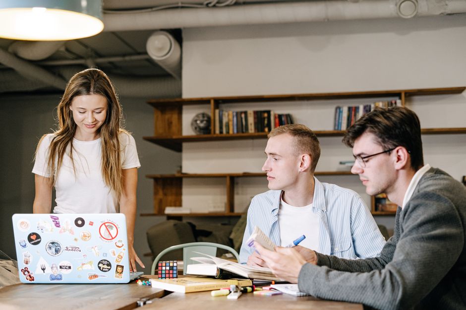 Dozent erklärt die Kampagnenplanung im Online-Marketing Kurs